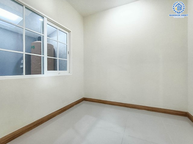 ทาวน์โฮมมือสอง ม. โกลเด้นทาวน์ วิภาวดี-แจ้งวัฒนะ สภาพดีมาก พร้อมเข้าอยู่ บนเนื้อกว่า 19 ตร.ว. 4 ห้องนอน 3 ห้องน้ำ 2 ที่จอดรถ บนทำเลศักยภาพเชื่อมต่อถนนหลายเส้นทางมาก ได้แก่ แจ้งวัฒนะ, ถนนสรงประภา, ลฯล เดินทางสะดวก ใกล้รถไฟฟ้าสถานี "หลักสี่" และ จุดขึ้นทางด่วน "ศรีสมาน"...